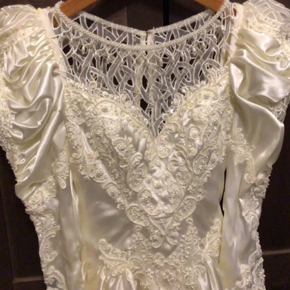 White Vintage 1987 Wedding Dress! A beautiful dress with Elegant Design